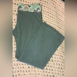 Green Yoga Pants with Patterned Waistband